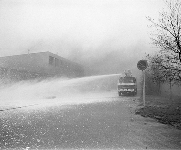 853780 Afbeelding van de feestelijke opening van de Brandweerpost Oost (Sartreweg 11) te Utrecht, met een schuimbluswagen.